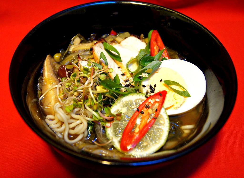 ... 29 /5szt ZUPY (SOUPS): Miso - zupa z serkiem tofu i glonami wakame/z łososiem misoshiru soup with tofu and wakame/