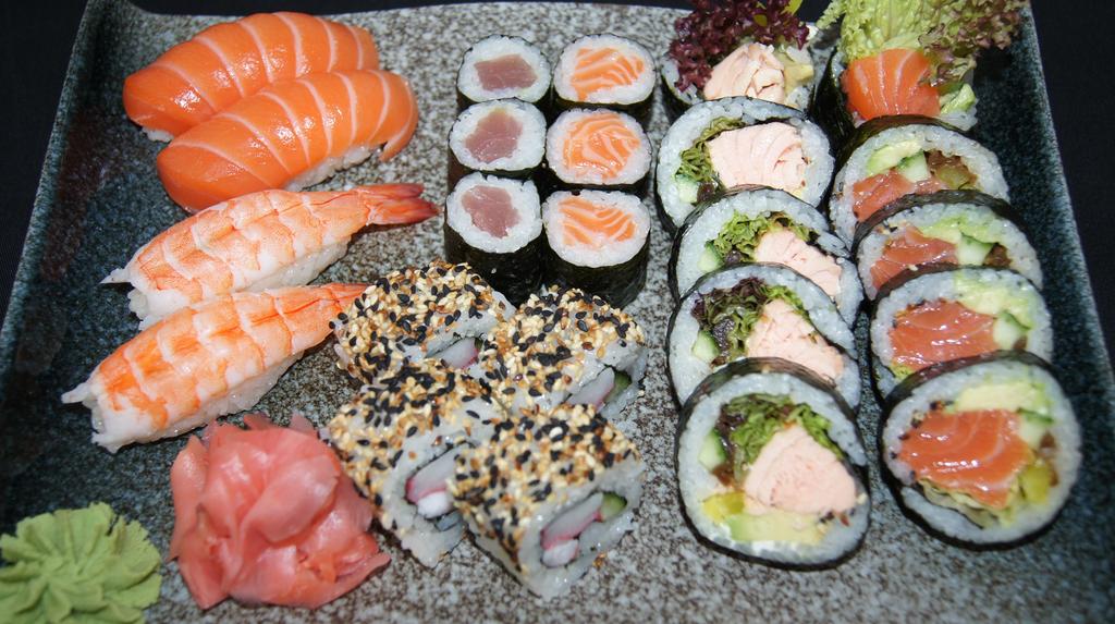 MAKI MAŁY (MULTI MAKI SMALL) - 35 sztuk - 119 4x californiamaki z surimi i krewetką - łosoś / surimi and shrimp - salmon 5x uramaki