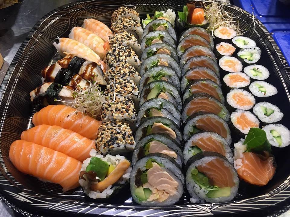 WEEKEND (WEEKEND SET) - 49 sztuk - 199 10x futomaki z łososiem / salmon 10x futomaki z grillowanym łososiem i serkiem / grilled salmon 8x uramaki z surimi i krewetką / surimi and shrimp and salmon 3x