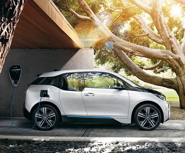 70 71 BMW i MODELE BMW i. BMW i3. Siła postępu. Stylistyka i funkcjonalność: BMW i8 jest wyrazem najgorętszych emocji, sportowego charakteru i estetyki.