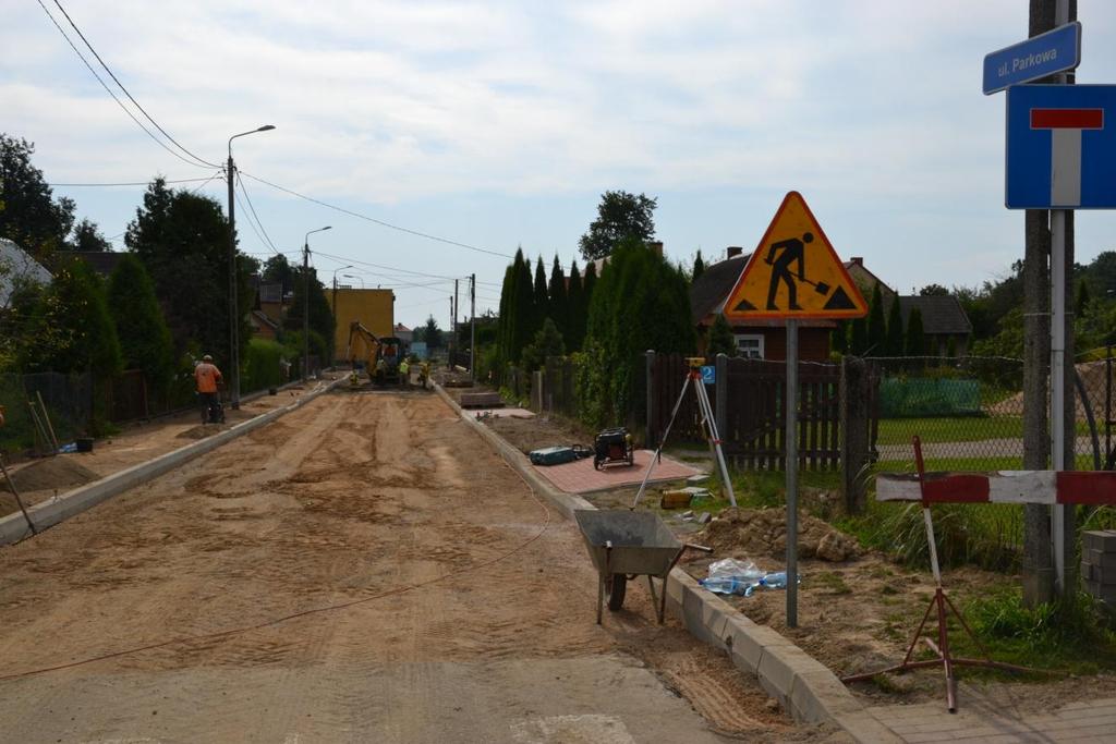 W ul. Parkowej wybudowano: nawierzchnię jezdni ze zjazdami i chodnikiem 113 m, kanalizację deszczową - 42 m, kanalizację