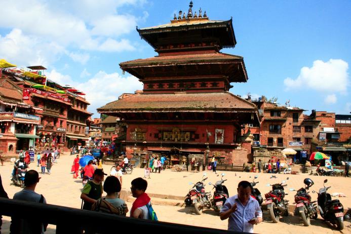 DZIEŃ 13: ZWIEDZANIE KATHMANDU Po śniadaniu wyruszamy na zwiedzanie doliny Kathamndu Bhaktapur, Buddhanath Stupa, Patan.
