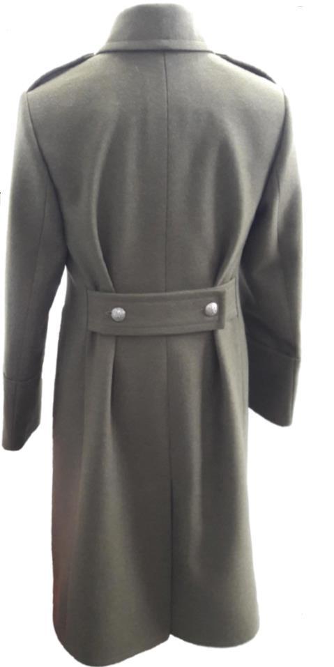 21 Tył płaszcza męskiego i damskiego Płaszcz oficerski zarówno damski jak i męski nosi się tak, aby odległość od podłoża do dolnej krawędzi płaszcza wynosiła, w