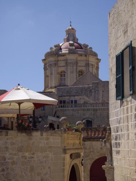 świątyni jest jednocześnie cmentarzem ponad 300 rycerzy maltańskich, spoczywających pod niezwykle bogatymi marmurowymi płytami epitafijnymi. Biblioteka Narodowa Malty (z zewnątrz).