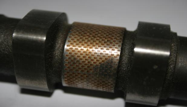 Ablacyjne teksturowanie laserowe czopów wałka rozrządu silnika spalinowego 99 Dobrane parametry technologiczne mikroobróbki laserowej zastosowano na rzeczywistych czopach wałka rozrządu (rys. 6).