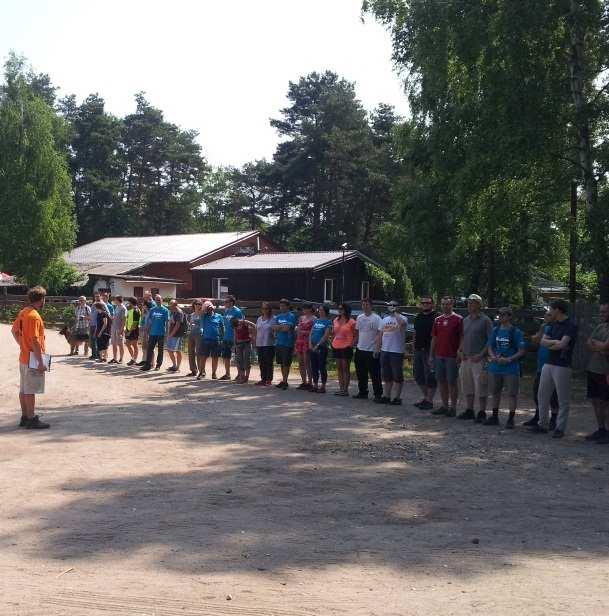 Uczestnicy bawią się w lesie, w okolicy ośrodka.