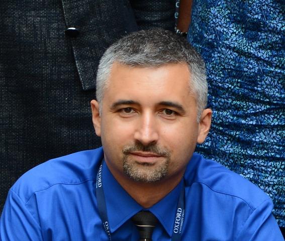 Radosław Krzyżanowski Pochwała meatware, czyli jak przetrwać w szalonym świecie materiałów edukacyjnych dostępnych online Kiedy zaawansowane technologie opanowują świat w zastraszającym tempie, a
