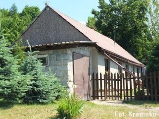 Zagrożenia dla walorów kulturowych: Zanikanie miejscowej tradycji budowlanej na terenach wiejskich - Rozpad, rozbiórka lub przebudowa starych
