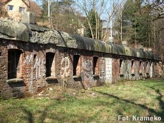 czynników naturalnych, Fot. Krameko. Kraków, koszary Fortu Krępak przy ul. Księcia Józefa Fot. Krameko. Zarośnięty ciąg widokowy biegnący od.