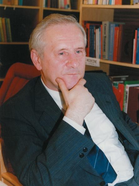 Ojciec był księgowym, a matka nauczycielką. Miał siostrę Barbarę. Żonaty z Moniką Kwiecińską (1939-2009), polonistką i dziennikarką. Córka Beata (ur.