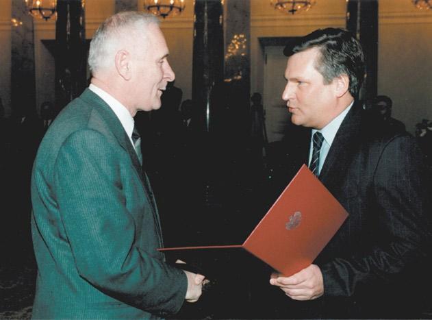 odbył dwustopniowe studia: z filologii polskiej I (1950-1953) na Wydziale Humanistycznym Uniwersytetu Jagiellońskiego w Krakowie i bibliotekoznawstwa II (1953-1955) - dyplomy i tytuł zawodowy