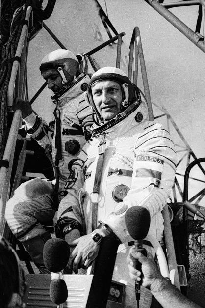 Alan Shepard (1924-1998) Lot pierwszego Amerykanina w kosmos pokazywała telewizja, bo w USA nie utajniano przedsięwzięć kosmicznych. Shepard nadawał na żywo: Co za piękny widok, chmury nad Florydą".