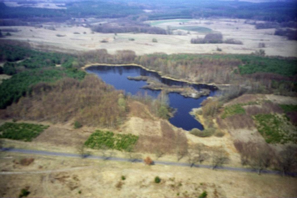 Wnioski: 5. Małe zbiorniki wodne i ich zlewnie stanowią w krajobrazie młodoglacjalnym dobre geoindykatory przemian środowiskowych. Zachodzące zmiany winny byd systematycznie monitorowane.