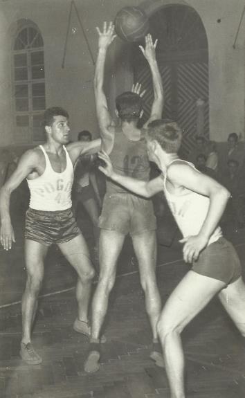 juniorskich. W roku 1964 powstaje klub sportowy LKS Zarzewie w Prudniku który konsoliduje działalność wszystkich Ludowych Zespołów Sportowych działających na terenie gminy Prudnik.
