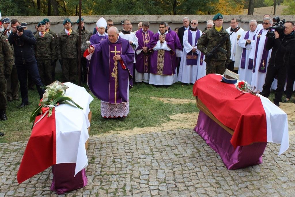 POCHOWANO ŻOŁNIERZY AK-WIN 14 października br. w Radecznicy odbyły się uroczystości pogrzebowe płk. Mariana Pilarskiego ps. Jar i ppor. Stanisława Biziora ps. Eam. W Mszy św.