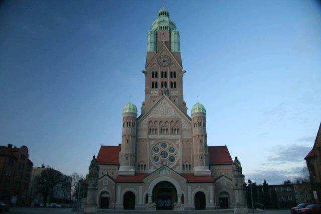 budynków kamienicy i oficyny dokumentacja, pozyskanie środków, pozwolenie na remont od Wojewódzkiego Konserwatora Zabytków. Projekt realizowany od roku 2009. 8.
