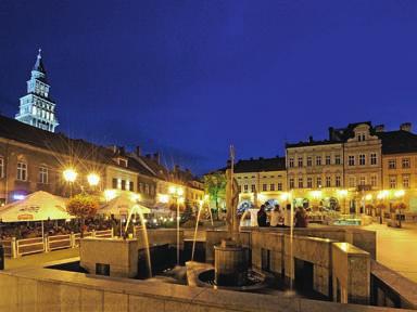 -wieczne kamieniczki. Od Rynku prostopadle biegną wąskie, brukowane uliczki. W szeregu budynków, przy jednej z nich podcienia zaliczają się do urokliwszych zakątków miasta. W pobliżu ul.