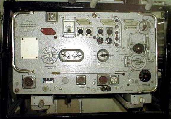 Radiostacja R-111 Radiostacja R-123z była przeznaczona do zapewnienia fonicznej łączności radiowej nieutajnionej i utajnionej (z urządzeniem T-219) na szczeblach taktycznych.