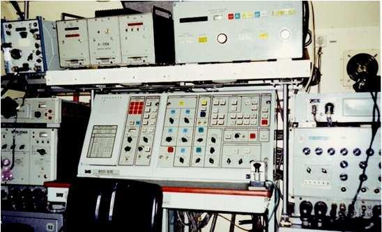 Wnętrze radiostacji R-161AP Aparatownia ARO-KU10 zbudowana została z przeznaczeniem do współpracy z radiostacjami średniej mocy R-137 i R-140.