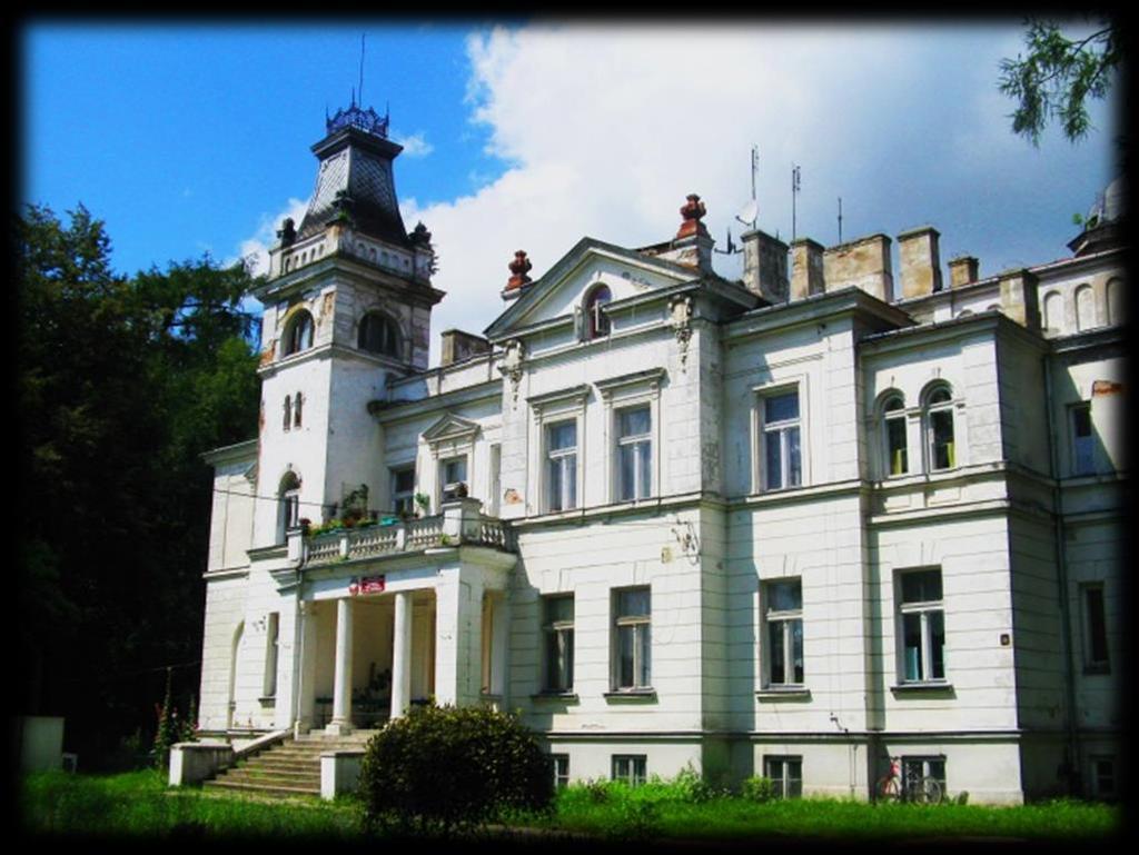 Dwór z połowy XIX wieku, rozbudowany w 1900 roku. Murowany z cegły, tynkowany, częściowo jednokondygnacyjny, część poprzeczna dwukondygnacyjna.
