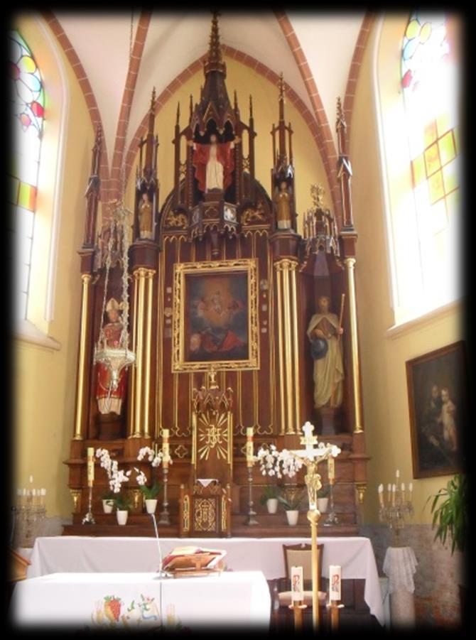 neogotycki ołtarz drewniany, rzeźby świętych drewniane w niszach ołtarza, posrebrzany krucyfiks i 4 lichtarze. Fot. Ołtarz główny w kościele parafialnym w Boglewicach (fot. UG Jasieniec). 6.