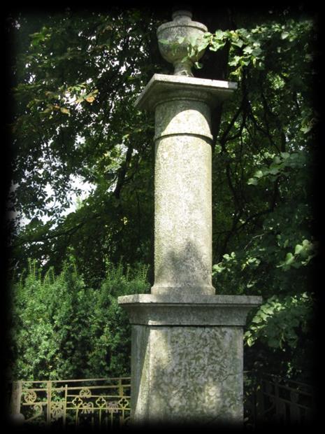 Fot. 22. Grobowiec z 1932 r. na cmentarzu w Boglewicach (fot. wikimedia.com) Cmentarze w Jasieńcu Fot. 23. Jeden z nagrobków na cmentarzu przykościelny w Jasieńcu (fot.