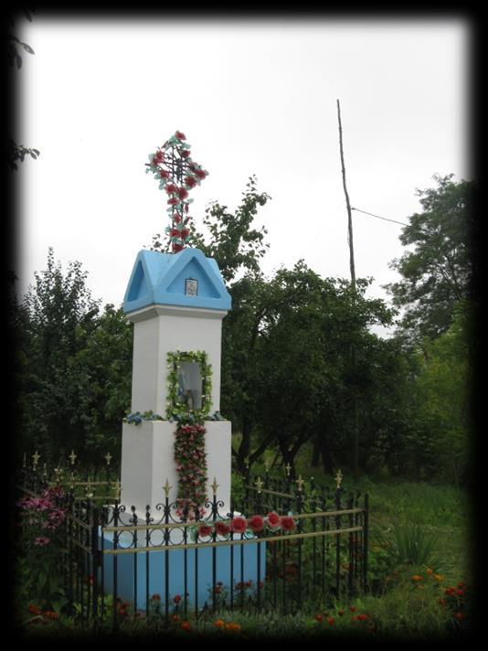Cmentarz w Zbroszy Dużej Jest to cmentarz nowy, utworzony w II połowie XX wieku po wybudowaniu kościoła i utworzeniu parafii (1969 rok). Nie ma na nim pamiątkowych grobów.