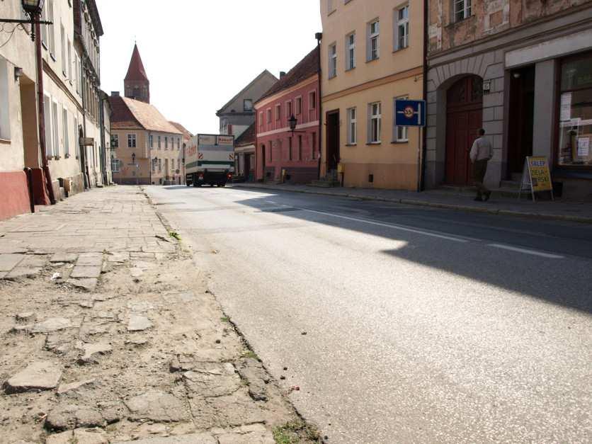 Obniżone krawężniki i elementy z wypustkami ułatwiają poruszanie się niepełnosprawnym Przed remontem Po