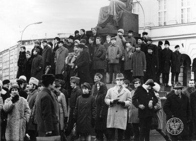 Aktyw robotniczy przy współdziałaniu studentów z Związku Młodzieży Socjalistycznej spychał studentów pod Pałac Kazimierzowski.