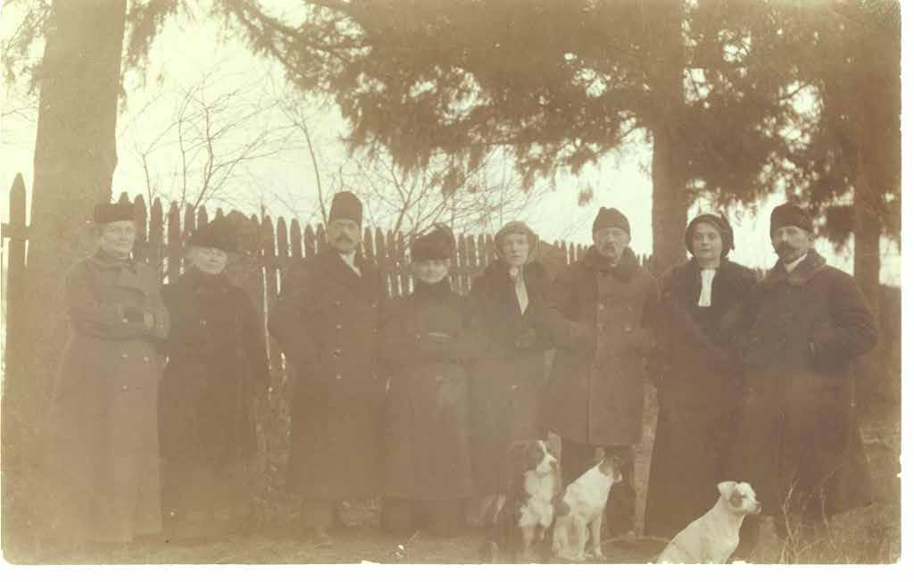 Mała galeria zachowanych fotografii z parku przy pałacu w Rejowcu Że ci panowie w nim mieszkali, dowodzi dotąd istniejąca alea, wysadzana starożytnemi drzewami, która prowadzi z miasta do niedaleko