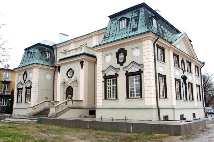 zniesiono przedpiersie, które w późniejszym czasie wymurowano na nowo. Do czasów obecnych rzeszowski zamek Lubomirskich jest siedzibą Sądu Okręgowego.