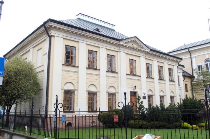 Dworek Prevota, ul. Zamkowa 9 Dworek powstał w latach 1818-1823. Budynek wzniesiony z wykorzystaniem murów kordegardy pn. ogrodu pałacyku letniego, wg projektu inżyniera K.
