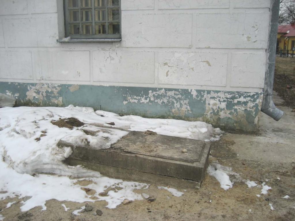 W trakcie kopania pod inne groby natrafiono na grobowiec Modesta Turczyńskiego. Płyta przy świątyni nie tak położona ( nie na swoim miejscu).