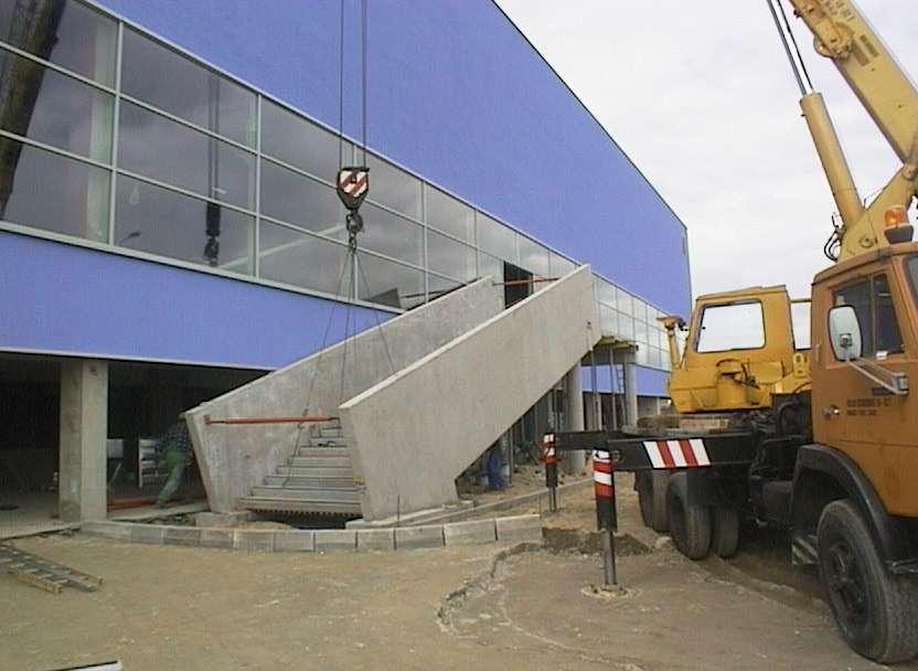 IV SYMPOZJUM NAUKOWO-TECHNICZNE REOLOGIA W TECHNOLOGII BETONU Gliwice 2 2 Wojciech Świerczyński1 PRODUKCJA PREFABRYKATÓW BETONOWYCH W TECHNOLOGII ASCC I SCC 1.