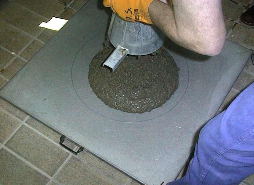 Fot.5. Pomiar konsystencji betonu samozagęszczalnego Fot.6.