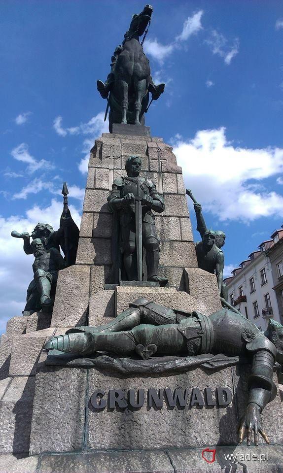 Uczynił to Praojcom na chwałę braciom na otuchę, jak można przeczytać na cokole monumentu.