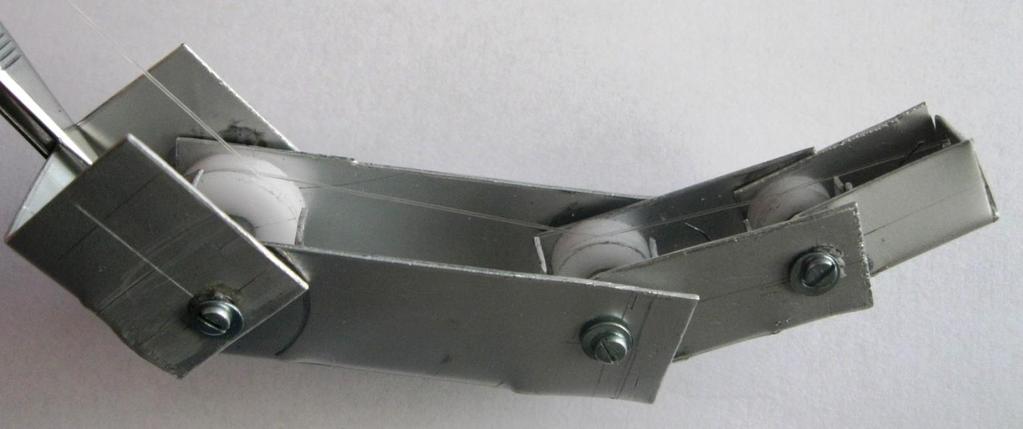 Prototipul degetului (SF1) Falange: Articulații: Scripeți: Arcuri: Tendon: tablă de aluminiu de 0,8