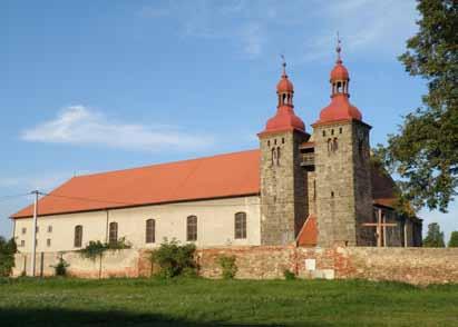 Z pierwotnego wystroju zachowały się: przyścienne sakramentarium w prezbiterium i dwa portale.