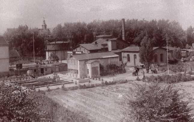 Widok zabudowań gazowni oraz pomocniczej stacji pomp komunalnego wodociągu (z prawej), lata 30.