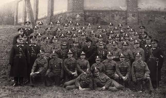 FOTOGRAFIE 233 21. Policjanci i oficerowie rezerwy przy Wałach Żegockiego, ok.