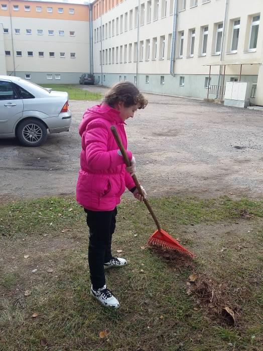 Uczniowie klas 5 i 6 wraz z wychowawczynią, panią Natalią, zawsze aktywnie uczestniczą w sprzątaniu