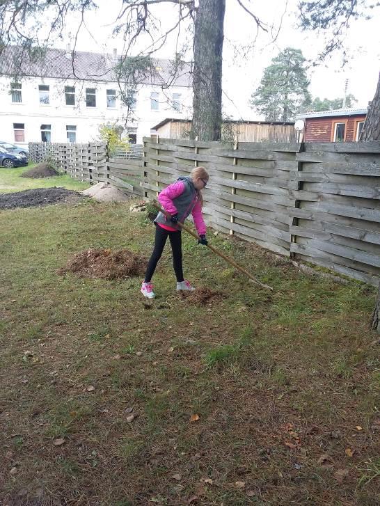 Dzielimy się na mniejsze grupy i ruszamy do boju ze stertami śmieci, które napotkamy w pobliżu