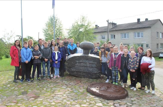 dzukijskiego. Najpierw odwiedziliśmy Gimnazjum im. Vincasa Mickevičiusa-Krėvė w Mereczy (Merkinė). Pani Dyrektor gimnazjum zapoznała nas z historią i społecznością partnerskiej szkoły.