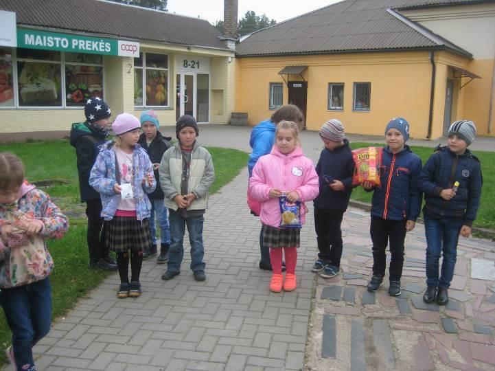 Następnie wybrali, co mieli zamiar kupić i obliczyli, czy mają wystarczająco pieniędzy.