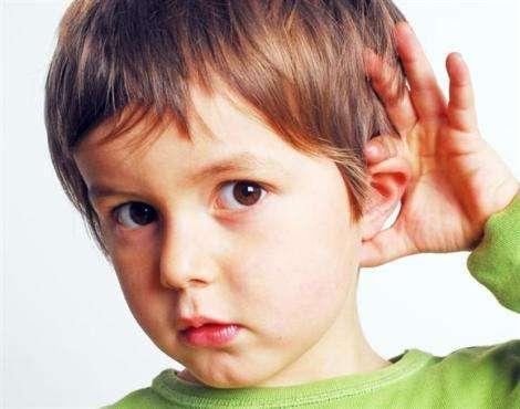Dzieci niedosłyszące źle odbierają dźwięki ciche lub z dużej odległości.