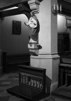 Iluminacja rzeźb i pomników 137 Rys. 4. Oświetlenie figury w kościele pojedynczą oprawą Rys. 5.