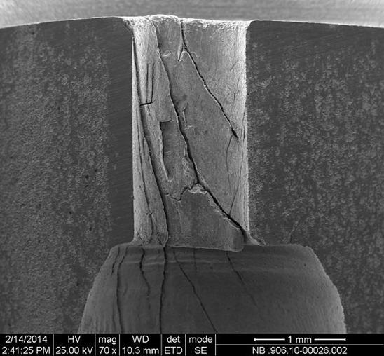 ok. 0,5 mm przy krawędzi wlotu materiału profilu, a w części środkowej bieżni wynosiła ok. 0,98 mm. Przy powierzchni matrycy nie zaobserwowano azotków żelaza.