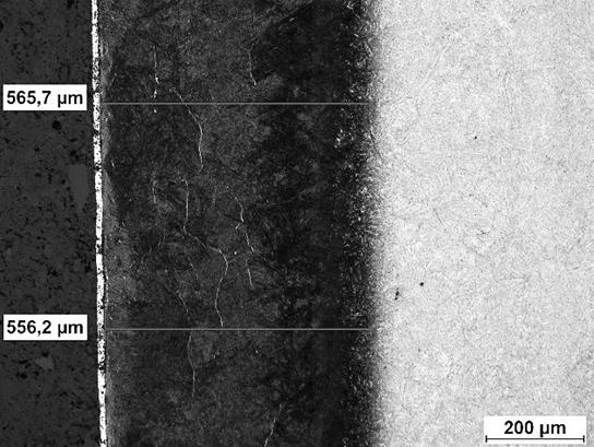 Wyniki obserwacji struktury na przekroju wzdłużnym próbki pobranej z okolicy otworu przedstawiono na rys. 4. besides the formation of deep fractures, there was also chipping of the die material.