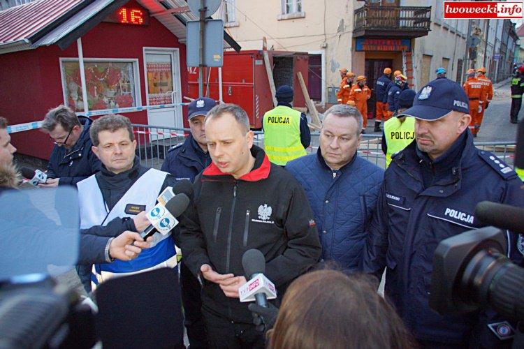 Mariusz Mróz Z jednostek OSP mamy 5 zastępów, w tym jedna grupa specjalistyczna z Wrocławia z psami, czyli ośmiu członków grupy i cztery psy poszukiwawcze.