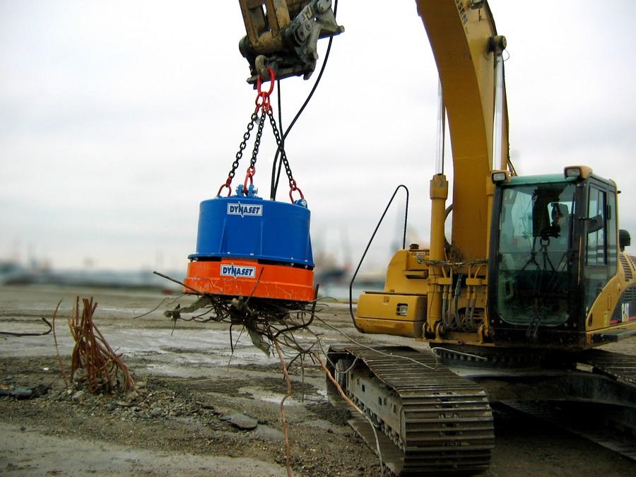 Marka DYNASET oferuje serię magnesów hydraulicznych (inaczej chwytaków magnetycznych) HMAG, które posiadają wbudowany hydrauliczny generator magnetyczny.